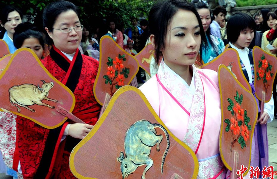 福建汉服爱好者举行花朝节民俗活动  少女手执花神旗