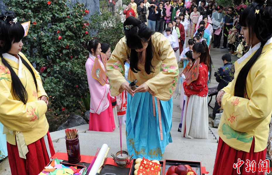 福建汉服爱好者举行花朝节民俗活动  少女手执花神旗