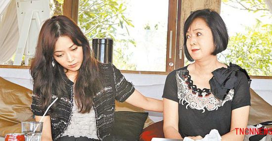 林月云(右)昨在巴厘岛受访谈到感情路失误,女儿侯佩岑一旁拍拍她的背表心疼