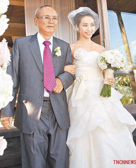 侯佩岑(右)前天由“PaPa”邱嘉雄牵着步入结婚礼堂